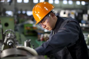 Trade School vs Apprenticeship: What’s the Difference?